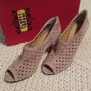 Gorgeous Vaneli shoes